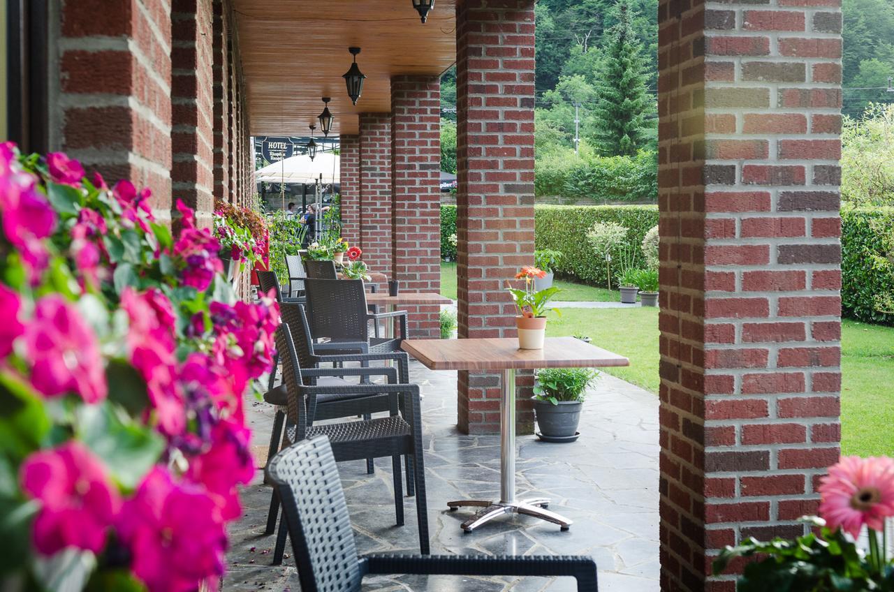 Auberge De La Lesse Celles  Exteriér fotografie